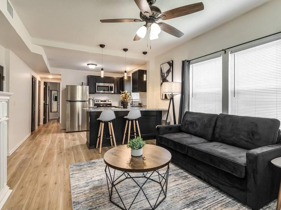 Stylish & Serene Modern Retreat バートルズビル エクステリア 写真